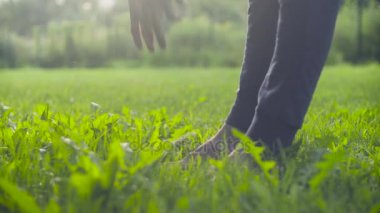 Yoga egzersizleri parkta yapan bir erkek