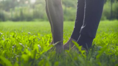 Yoga egzersizleri parkta yapan bir erkek