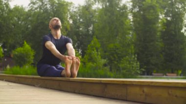 Yoga egzersizleri parkta yapan bir erkek
