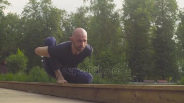 Yoga egzersizleri parkta yapan bir erkek