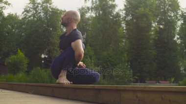 Yoga egzersizleri parkta yapan bir erkek