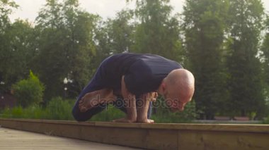 Yoga egzersizleri parkta yapan bir erkek