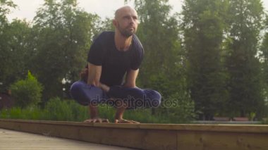 Yoga egzersizleri parkta yapan bir erkek
