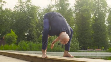 Yoga egzersizleri parkta yapan bir erkek