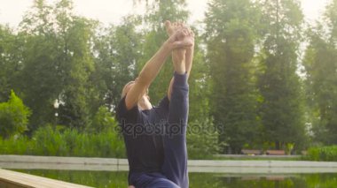 Yoga egzersizleri parkta yapan bir erkek