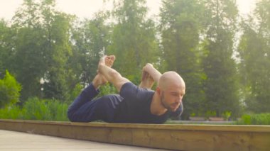 Yoga egzersizleri parkta yapan bir erkek