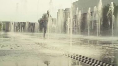 Güçlü adam tek bacaklı ayakta denge gerçekleştirme