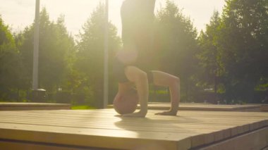 Parkta başı yapan bir erkek