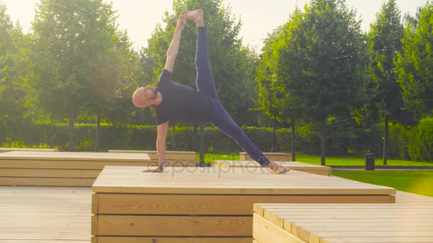 Člověk dělá cvičení jógy v parku — Stock video