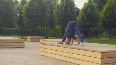 Yoga egzersizleri parkta yapan bir erkek