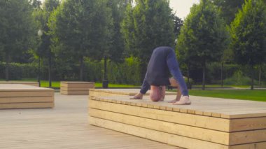 Yoga egzersizleri parkta yapan bir erkek