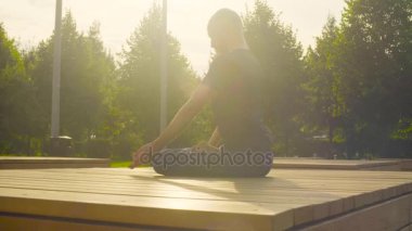 Yoga egzersizleri parkta yapan bir erkek