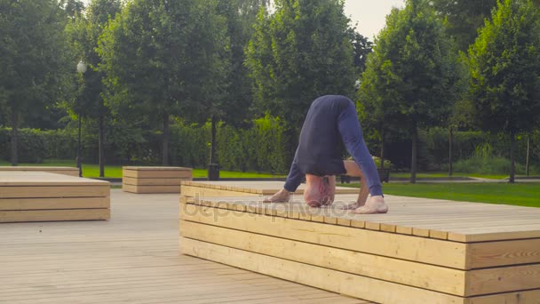 Człowiek robi ćwiczenia jogi w parku — Wideo stockowe