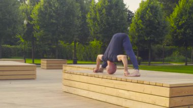 Yoga egzersizleri parkta yapan bir erkek