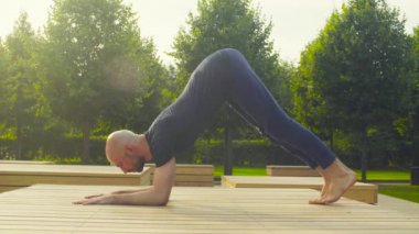 Önkol denge parkta yapan bir erkek