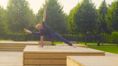 Yoga egzersizleri parkta yapan bir erkek