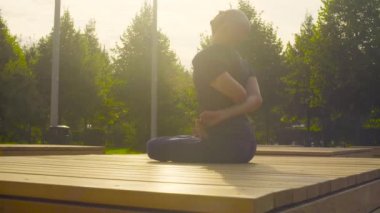 Yoga egzersizleri parkta yapan bir erkek