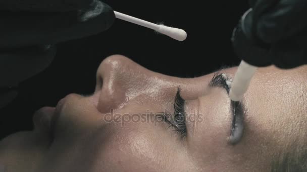 Woman getting eyebrow correction — Stockvideo
