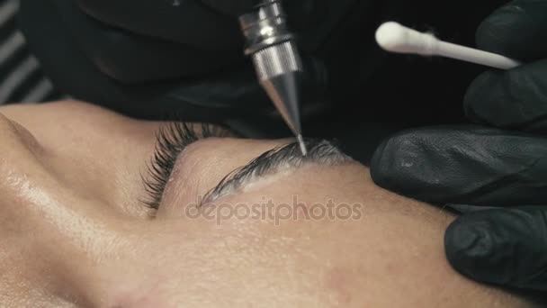 Cosmetoloog doen wenkbrauwcorrectie — Stockvideo