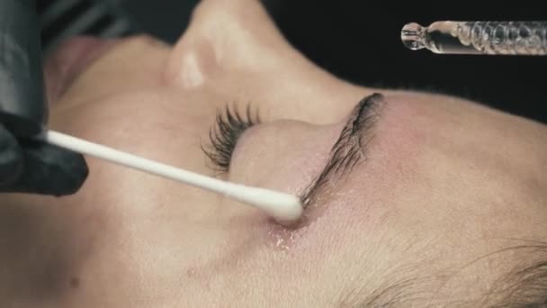 Correction des sourcils en clinique de beauté — Video