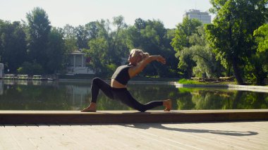 Genç kadının Yoga asana - virasana yapması