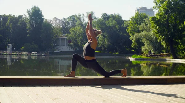 Молодая женщина, занимающаяся йогой asana - virasana — стоковое фото