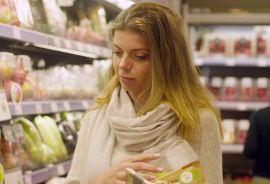 Bir süpermarkette genç çekici kadın