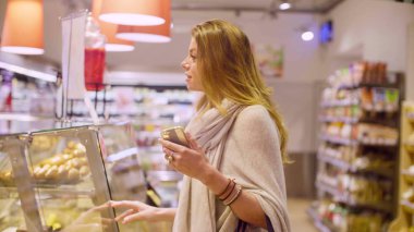 Bir süpermarkette genç çekici kadın