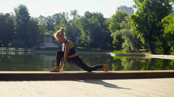 Молодая женщина, занимающаяся йогой asana - virasana — стоковое фото