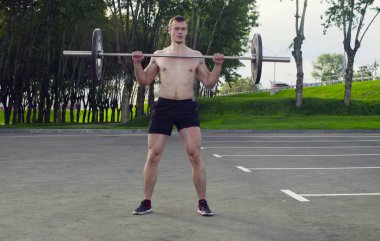 Genç bir adam halter kaldırma