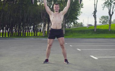 Genç bir adam halter kaldırma