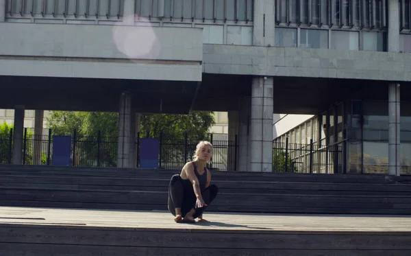 Ahşap zemine oturan genç bir kadın