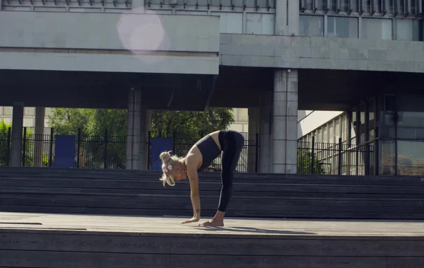 Ung kvinde gør yoga - surya namascar - Stock-foto