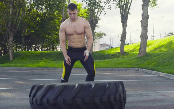 Genç kaslı adam yapıyor egzersizleri açık havada