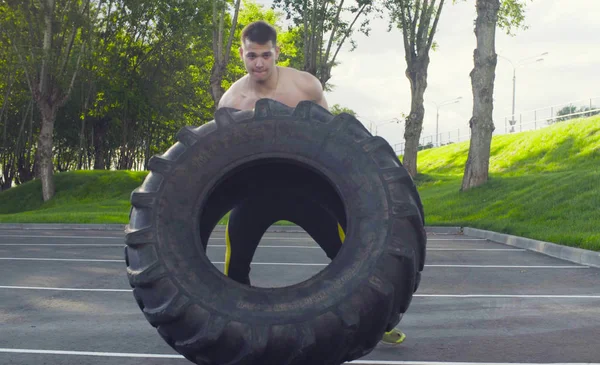 Genç kaslı adam yapıyor egzersizleri açık havada