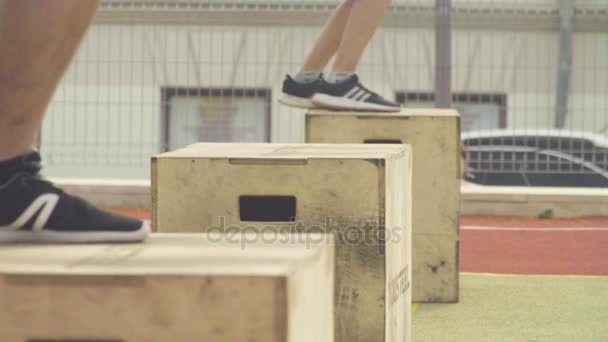 Voeten van groep mensen springen op een bankje — Stockvideo