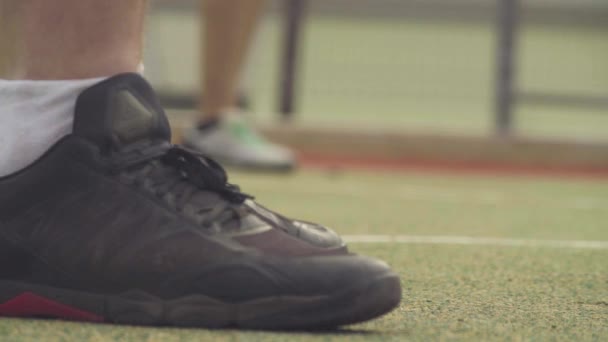 Ноги чоловіків, які піднімають гантелі — стокове відео