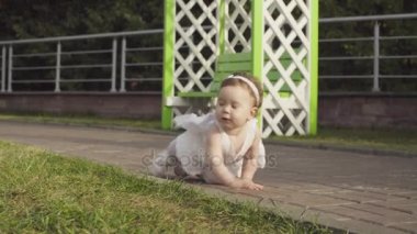 Tarama, sonra taş yol yürüyüş bebek