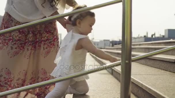 Meisje van de baby klimmen de trap — Stockvideo