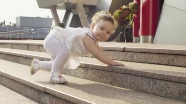 Merdivenlerden tırmanma kız bebek