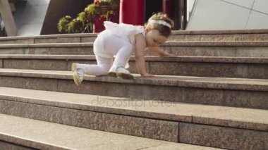 Merdivenlerden tırmanma kız bebek