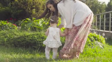 Çiçek çiçek yatak üzerinde seyir bebek kız