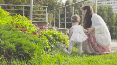 Çiçek çiçek yatak üzerinde seyir bebek kız