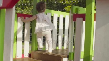 Bebek kız parkta yürüyüş