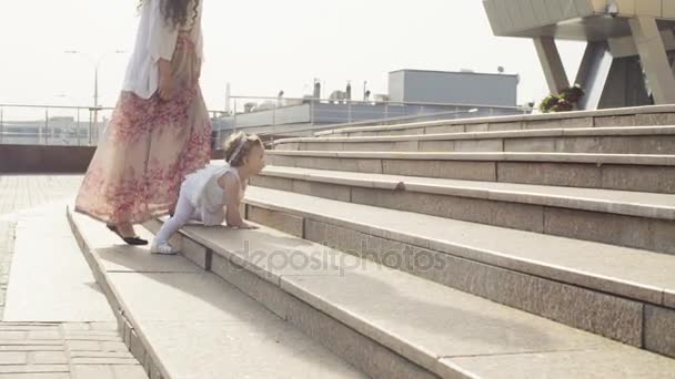 Bebé niña subiendo los escalones — Vídeos de Stock