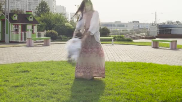 Maman tenant bébé fille et tourbillonnant avec elle — Video