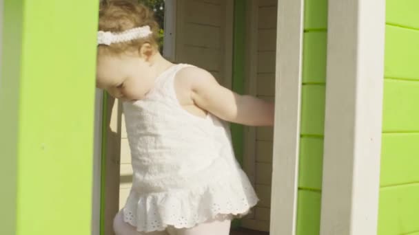 Bebê menina andando no parque infantil — Vídeo de Stock