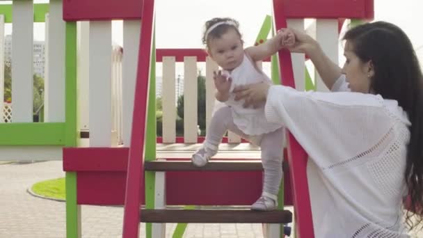 Baby flicka klättring uppför backen — Stockvideo