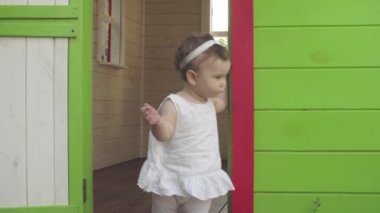 Bebek kız evde gizleme