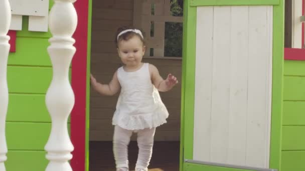 Baby flicka gömmer sig i huset — Stockvideo